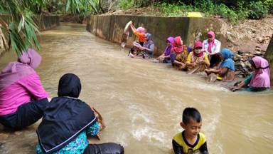 Jaga Ekosistem Sungai; Putri Berdikari Batik produksi Batik Warna Alam